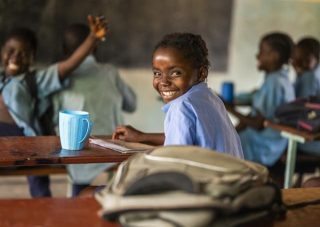 Staňte sa iskrou nádeje a nasýťte školu v Afrike. Pozýva Mary’s Meals