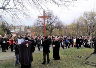 Program biskupov na Veľký piatok: Obrady utrpenia a krížové cesty