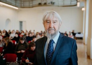 Trnavská univerzita udelí čestný doktorát profesorovi Bohumilovi Chmelíkovi