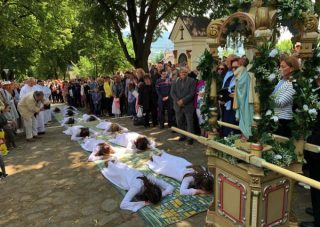 Farský úrad v Topoľčiankach pozývajú 340. škapuliarsku púť na Kalvárii