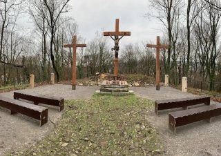 Sprevádzajúci opäť pozývajú na krížovú cestu na Kalvárskom vrchu