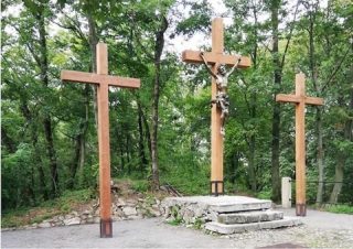 Sprevádzajúci chystajú krížovú cestu na Kalvárskom vrchu v Bratislave