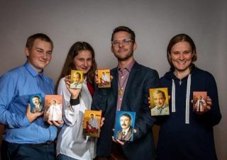 Študenti saleziánskej školy ponúkajú ikony so svätcom Artemide Zattim