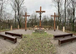 Sprevádzajúci chystajú krížovú cestu na bratislavskom Kalvárskom vrchu