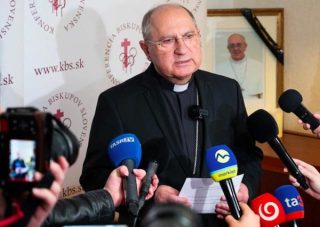 Slovenskí biskupi vyzývajú na modlitbu a zvonenie zvonov pri pohrebe pápeža