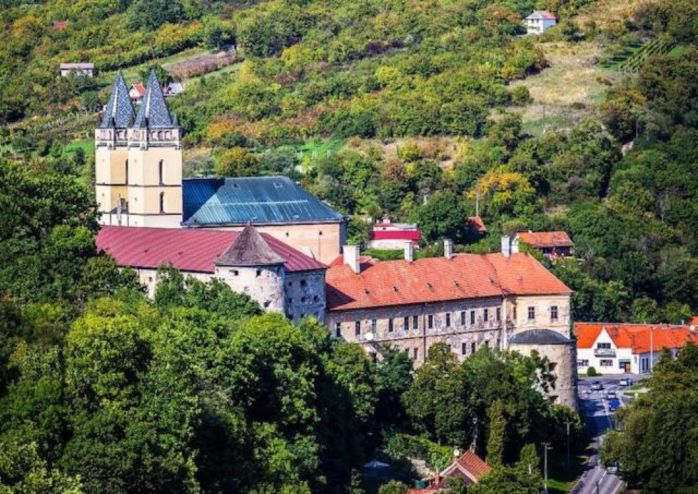 Pozvánka na púť na slávnosť Krista Kráľa do baziliky v Hronskom Beňadiku