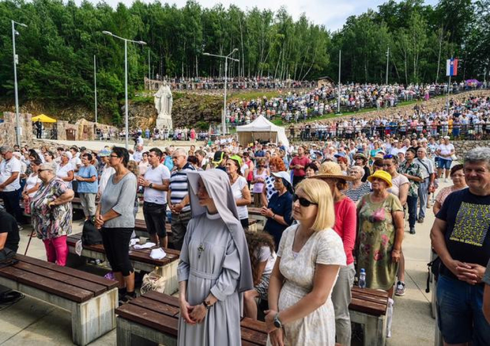 Púť k Panne Márii Kráľovnej – Matke milosrdenstva vo svätyni na Butkove