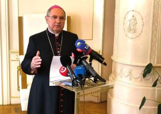 Predseda KBS Bernard Bober vyzýva k pôstu a modlitbe za pokoj vo svete