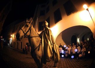 Svätomartinský sprievod: Sv. Martin na koni, lampióny a dobro pre Cenacolo