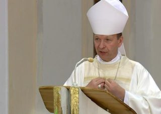 Modlitba za zosnulých s biskupom Jozefom Haľkom na cintorínoch v Bratislave