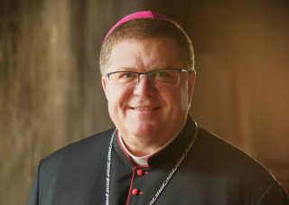 Biskup Beňo spustil na sociálnych sieťach seriál o eucharistickej adorácii
